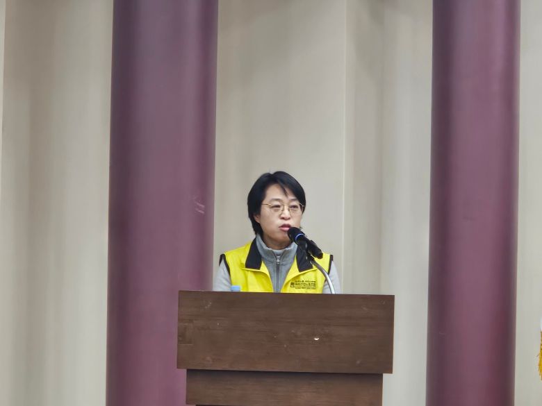 안수용 마트노조 홈플러스지부 위원장이 21일 국회 의원회관 제1소회의실에서 열린 홈플러스 사태 관련 긴급 좌담회에서 발표하고 있다./정재훤 기자