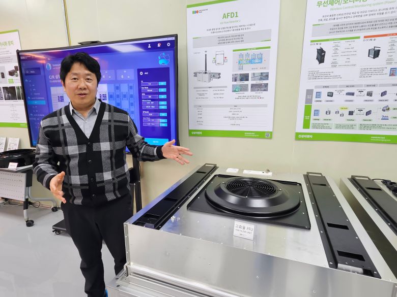 조현성 신성이엔지 제조본부장이 지난 14일 회사의 핵심 제품 FFU의 경쟁력과 제품 수주 이후 설계, 생산, 출고까지 모든 공정을 하나의 데이터 흐름으로 통합한 '스마트팩토리' 용인공장을 설명하고 있다. /박용선 기자