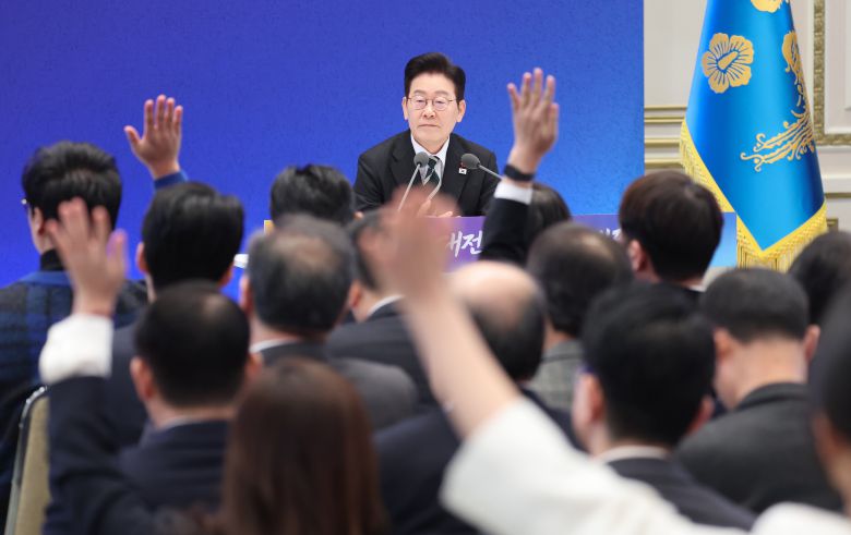 이재명 대통령이 21일 청와대 영빈관에서 열린 신년 기자회견에서 취재진 질문을 받고 있다. /뉴스1