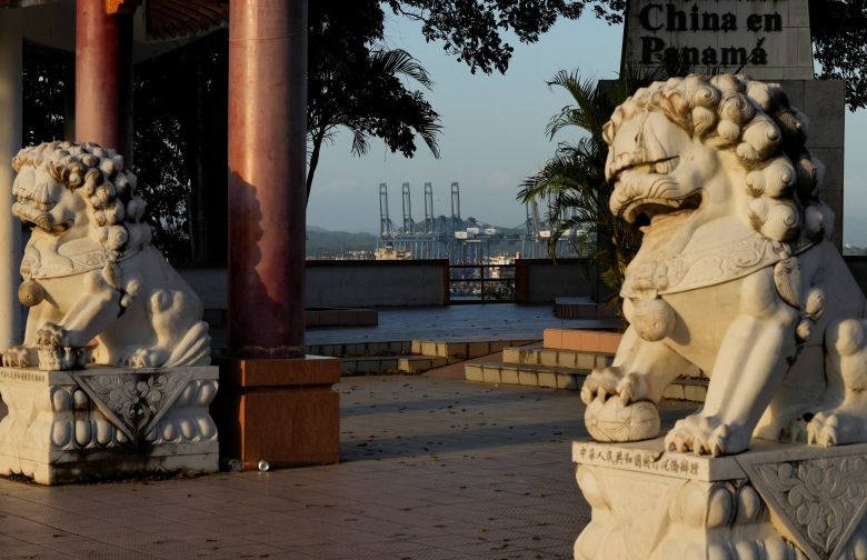 파나마 운하 근처에 자리한 중국인 파나마 첫 이주 150주년을 기념하는 기념물. /연합뉴스