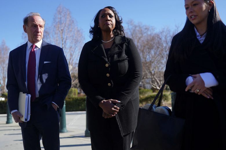 21일 미국 워싱턴 D.C.에서 리사 쿡 연방준비제도(Fed) 총재(가운데)가 변호사와 기자회견을 하고 있다. /연합뉴스