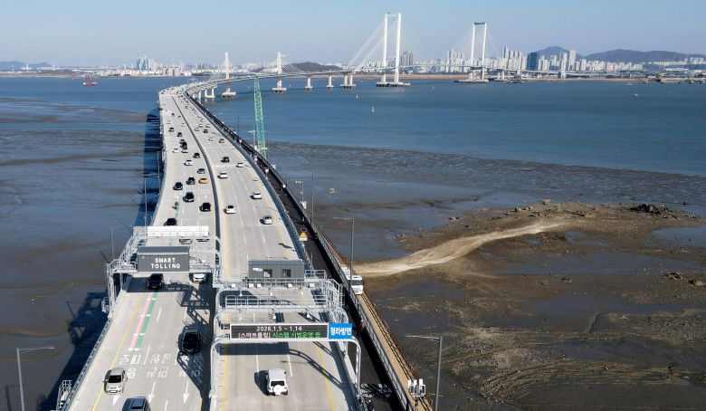 인천 영종도와 청라국제도시를 연결하는 총연장 4.68㎞에 폭 30m 왕복 6차로 해상교량인 '인천 제3연륙교'가 1월 5일 오후 개통돼 차량이 통행하고 있다. / 연합뉴스