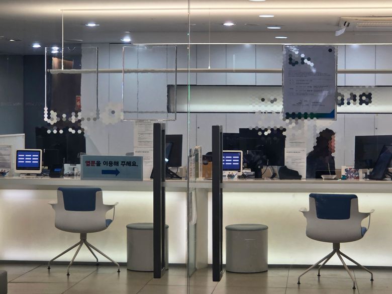 22일 서울시 양천구 목동의 한 증권사 창구. '5000피' 달성에도 객장은 텅 비어있다. /김정은 기자