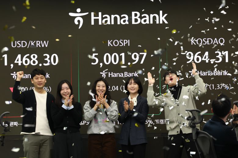 22일 오전 서울 중구 하나은행 본점 딜링룸 현황판에 코스피 지수가 장중 5000p를 넘으며 개장하고 있다. /뉴스1