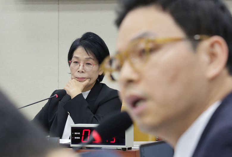 최민희 위원장이 지난 30일 서울 여의도 국회 과학기술정보방송통신위원회에서 열린 국정감사 종합감사에서 딸 결혼 논란 의혹을 제기하는 박정훈 국민의힘 의원의 발언을 듣고 있다. /뉴스1