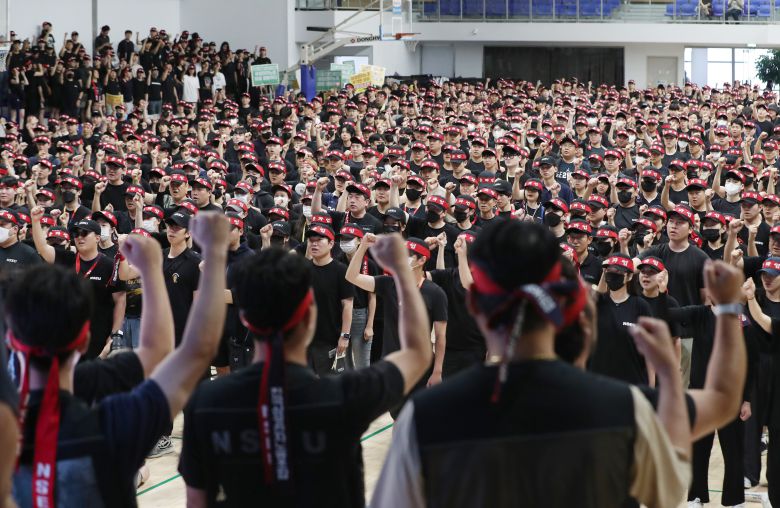 지난 2024년 7월 전국삼성전자노동조합 조합원들이 경기 용인시 기흥구 삼성세미콘스포렉스에서 열린 총파업 승리궐기대회에서 구호를 외치고 있다./뉴스1