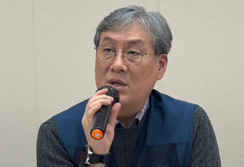 이동인 동화약품 노동조합위원장이 지난 22일 경기 화성시 향남제약공단 한국제약협동조합 회의실에서 ‘노사 현장 간담회’를 열고 발언하고 있다./화성=박수현 기자
