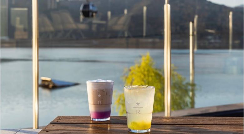 스타벅스 더춘천의암호R점에서 판매하는 특화 음료 보랏빛 라벤더 티라떼. /스타벅스코리아 제공