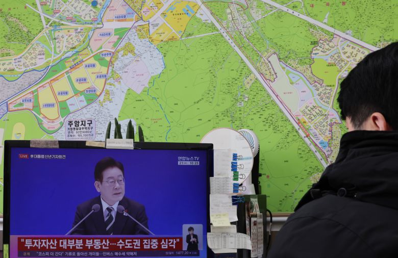 21일 서울 서초구 한 부동산 중개소 사무실에 이재명 대통령 신년 기자회견 방송이 나오는 모습./연합뉴스