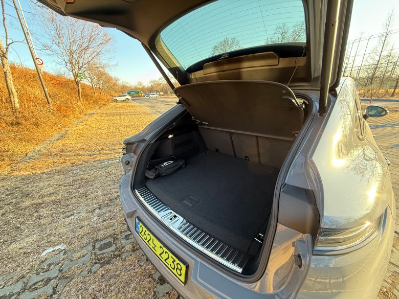 포르셰 카이엔 S E-하이브리드 쿠페형 2026년형의 트렁크. /이윤정 기자