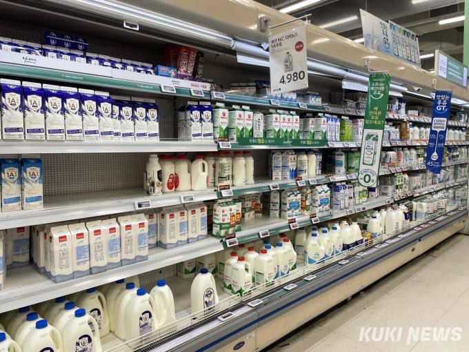 서울의 한 대형마트에 우유들이 진열돼 있다.   사진=안세진 기자