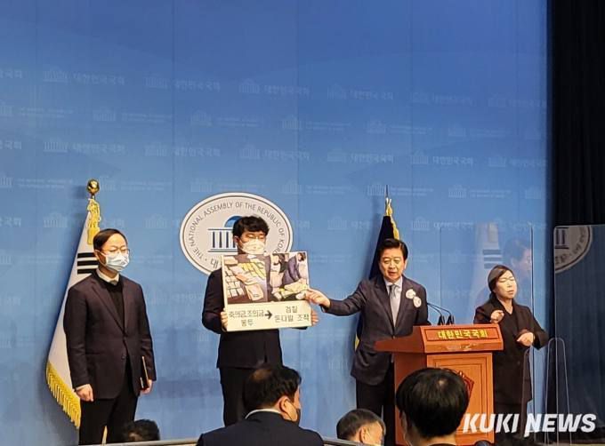 14일 국회 소통관에서 기자회견을 하면서 자신에게 씌워진 혐의를 부인하는 노웅래 민주당 의원.   사진=이승은 기자