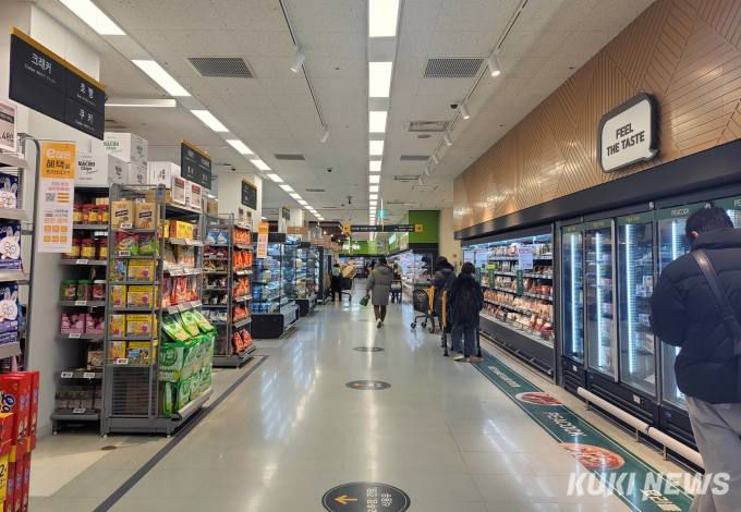 실내마스크 착용 의무 해제일인 30일 오전 서울 양천구 이마트 목동점 식품 매장에서 시민들이 장을 보고 있다.   사진=김한나 기자