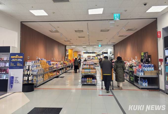 실내마스크 착용 의무 해제일인 30일 오전 서울 양천구 이마트 목동점 식품 매장에서 시민들이 장을 보고 있다.   사진=김한나 기자