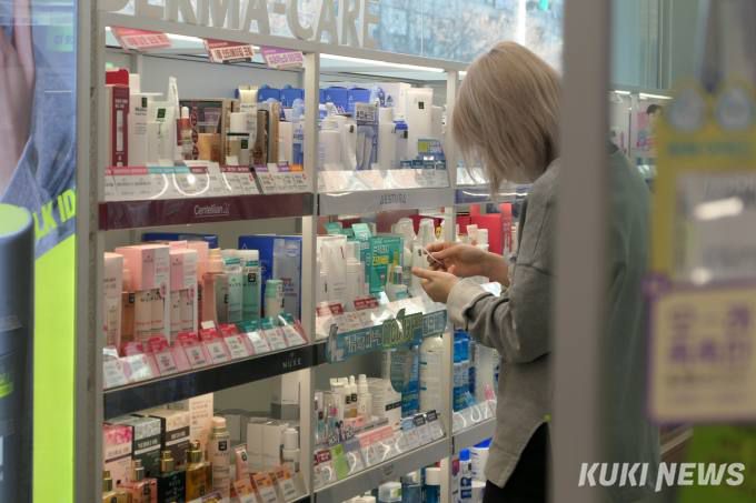 올리브영 직원이 마스크를 쓴채 매대 정리를 하고 있다.   사진=안세진 기자