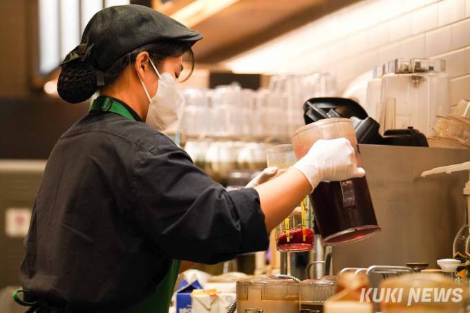 스타벅스 매장 직원이 마스크를 낀채 음료 제조를 하고 있다.   사진=임형택 기자