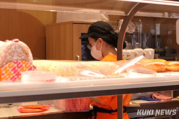 던킨도너츠 직원이 마스크를 쓴채 업무를 보고 있다.   사진=안세진 기자