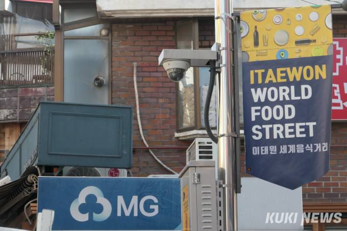 이태원 새계음식거리에 자리한 건물 곳곳에는 ‘임대문의’ 스티커가 붙어있었다.   사진=안세진 기자