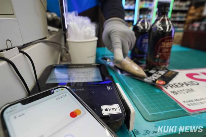 애플의 근거리무선통신(NFC) 결제 서비스 '애플페이' 국내 서비스가 시작된 21일 오전 서울 시내의 한 편의점에 애플페이 사용 가능 안내 스티커가 붙어져 있다.   사진=임형택 기자