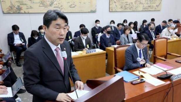 이주호 부총리 겸 교육부 장관이 9일 오전 열린 국회 교육위원회에서 '정순신 아들 학폭' 관련해 현안을 보고하고 있다. 연합뉴스