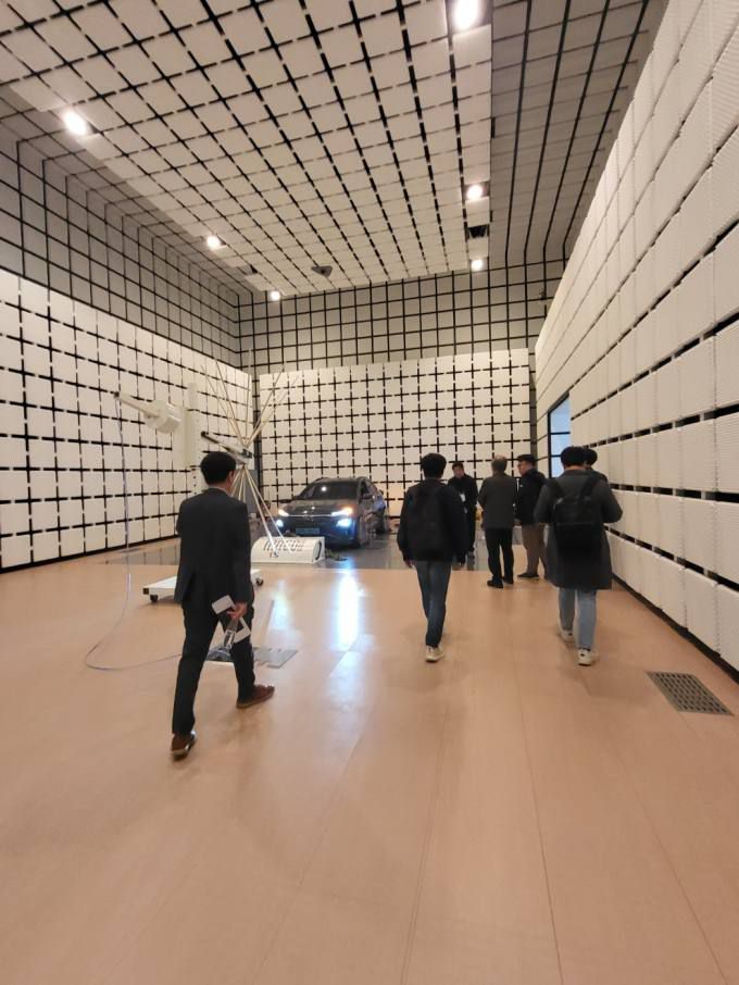 전자파 실험실 내부 모습.   사진=조은비 기자