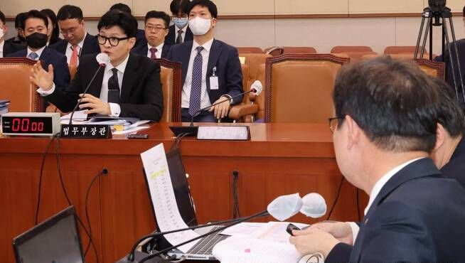 한동훈 법무부 장관이 27일 국회에서 열린 법사위 전체회의에서 의원들의 질의에 답변하고 있다.   연합뉴스