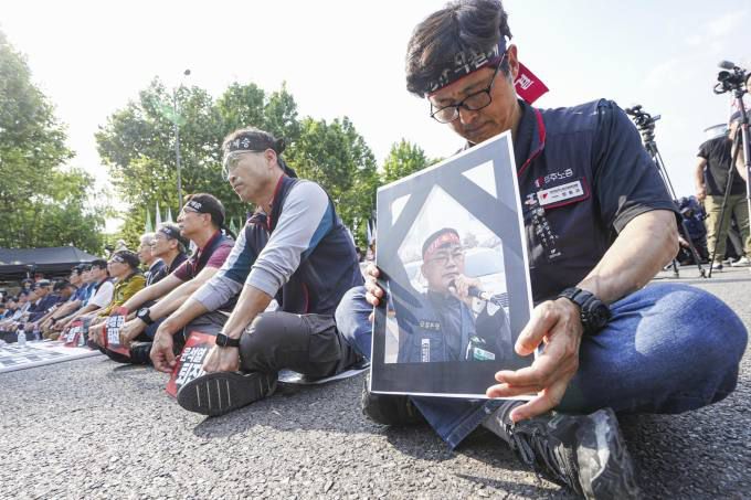 31일 오후 서울 종로구 세종대로 일대에서 '노동·민생·민주·평화 파괴 윤석열 정권퇴진! 민주노총 총력투쟁 대회'가 열리고 있다.   사진=임형택 기자