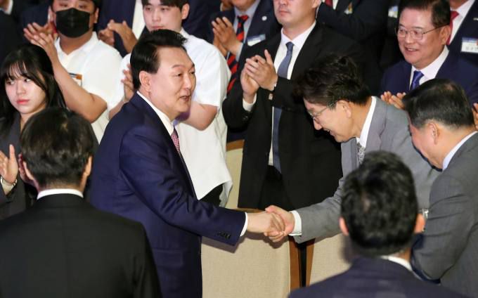 윤석열 대통령이 9일 강원 춘천시 강원대학교 백령아트센터에서 열린 강원특별자치도 출범 기념식에 입장하며 참석자들과 인사하고 있다.   대통령실 제공