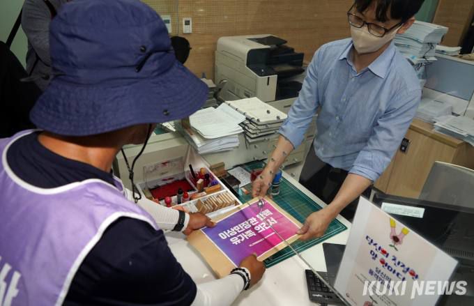 이태원 참사 유가족 대표가 27일 오후 서울 종로구 헌법재판소에 이상민 장관 탄핵 유가족 의견서를 제출하고 있다.