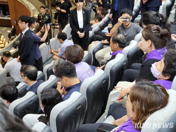 30일 서울 여의도 국회 본회의장에서 이태원 참사 유가족들이 방청 중이다.   사진=최은희 기자