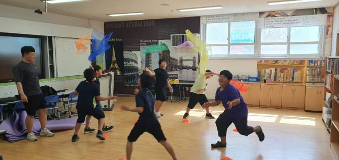 신안군 지도초등학교에서 진행한 게임과몰입 체육치유 프로그램. 게임문화재단