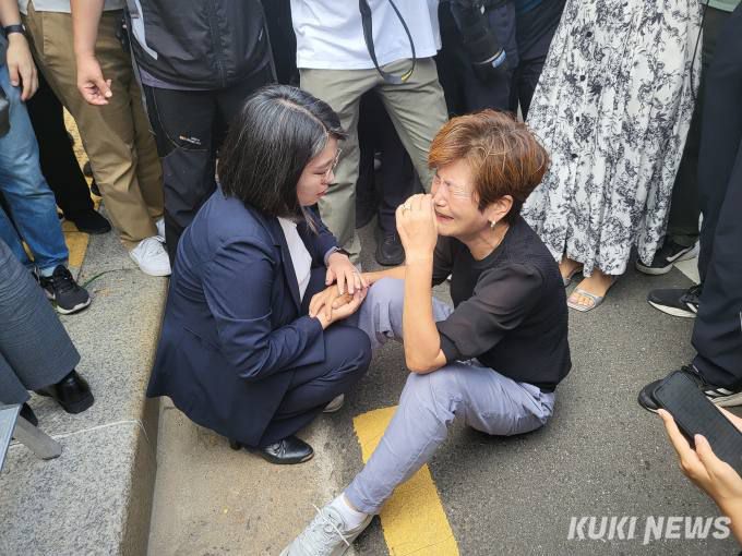 헌법재판소가 이상민 행정안전부 장관에 대한 국회의 탄핵심판 청구를 기각한 25일 오후 서울 종로구 헌법재판소 앞에서 열린 10·29 이태원 참사 유가족협의회, 시민대책회의 기자회견 도중 유가족 박영수씨가 바닥에 주저앉아 있다.   사진=최은희 기자