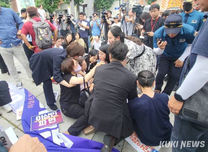 10·29이태원참사 유가족협의회·시민대책회의와 일부 보수성향 시민단체가 25일 오후 헌법재판소 앞에서 충돌했다.   사진=최은희 기자