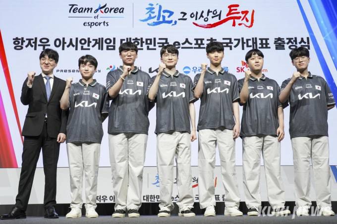 28일 오후 서울 중구 서울시청에서 열린 '항저우 아시안게임 대한민국 e스포츠 국가대표 출정식'에서 '리그 오브 레전드' 종목 국가대표 선수들이 기념촬영을 하고 있다.(왼쪽부터)김정균 항저우 아시안게임 e스포츠 '리그 오브 레전드' 종목 국가대표 지도자, 항저우 아시안게임 e스포츠 '리그 오브 레전드' 종목 국가대표 '케리아' 류민석(T1), '룰러' 박재혁(징동 게이밍), '페이커' 이상혁(T1), '쵸비' 정지훈(젠지 e스포츠), '카나비' 서진혁(징동 게이밍), '제우스' 최우제(T1).