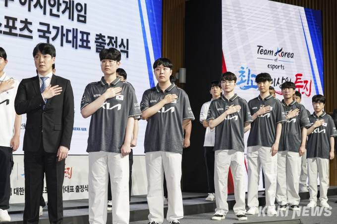 28일 오후 서울 중구 서울시청에서 열린 '항저우 아시안게임 대한민국 e스포츠 국가대표 출정식'에서 '리그 오브 레전드' 종목 국가대표 선수들이 국기에 대한 경례를 하고 있다.(왼쪽부터)김정균 항저우 아시안게임 e스포츠 '리그 오브 레전드' 종목 국가대표 지도자, '제우스' 최우제(T1), '카나비' 서진혁(징동 게이밍), '페이커' 이상혁(T1), '쵸비' 정지훈(젠지 e스포츠), '룰러' 박재혁(징동 게이밍), '케리아' 류민석(T1) 항저우 아시안게임 e스포츠 '리그 오브 레전드' 종목 국가대표 선수.