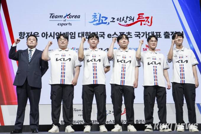 28일 오후 서울 중구 서울시청에서 열린 '항저우 아시안게임 대한민국 e스포츠 국가대표 출정식'에서 '배틀그라운드 모바일' 종목 국가대표 선수들이 기념촬영을 하고 있다.(왼쪽부터)윤상훈 항저우 아시안게임 e스포츠 '배틀그라운드 모바일' 종목 국가대표 지도자, 항저우 아시안게임 e스포츠 '배틀그라운드 모바일' 종목 국가대표 '파비안' 박상철(디플러스 기아), '티지' 김동현(농심 레드포스), '비니' 권순빈(덕산 e스포츠), '스포르타' 김성현(농심 레드포스), '씨재' 최영재(오버시스템 투제트).