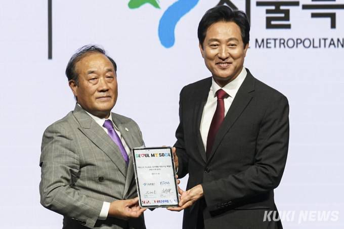 김영만 한국e스포츠협회장 회장과(왼쪽) 오세훈 서울시장이 28일 오후 서울 중구 서울시청에서 열린 '항저우 아시안게임 대한민국 e스포츠 국가대표 출정식'에서 'e스포츠 국가대표 공식 파트너 도시' 업무협약 체결 후 기념사진을 찍고 있다.