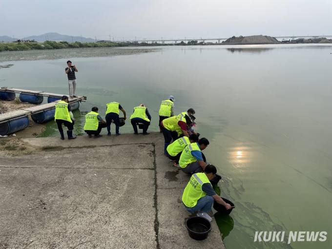 충남도 수산자원연구소 민물고기센터가 지난 18일 내수면 생태계 보전과 어업인 소득 증대를 위해 아산호에 토산어종 우량치어를 방류하고 있다.