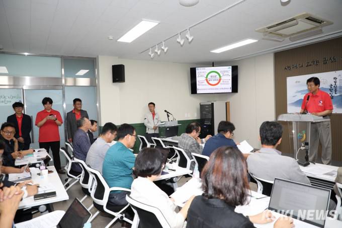박범인 금산군수가 20일 군청 브리핑실에서 충남도산림자원연구소의 금산 이전 당위성을 역설하고 있다.   금산군 제공