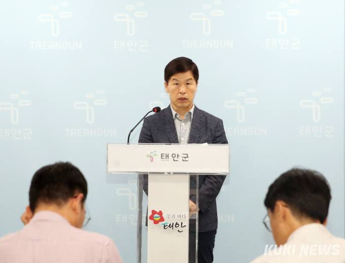 김남용 서천군 수산과장은 20일 군청 브리핑실에서 정례 브리핑에서 올해 지속가능한 수산기반 조성을 위해 23개 사업에 407억원을 투입한다고 밝히고 있다.   서천군 제공