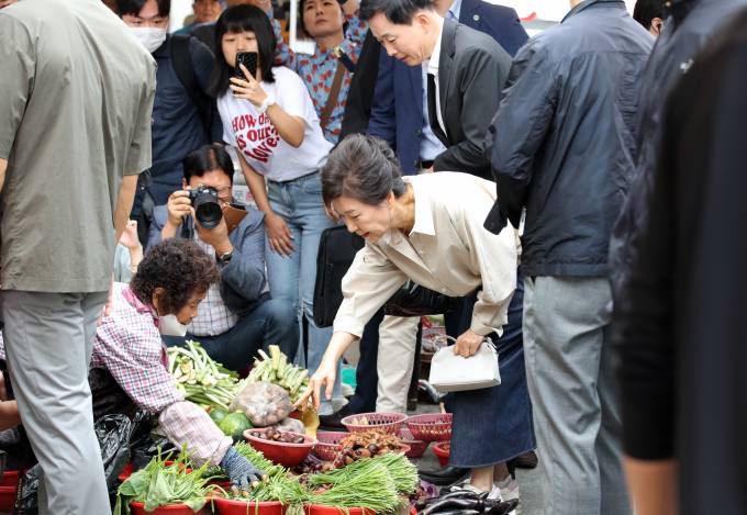 박근혜 전 대통령이 25일 대구 달성군 현풍시장을 찾아 장을 보고 있다. (출처=연합뉴스) 2023.09.25
