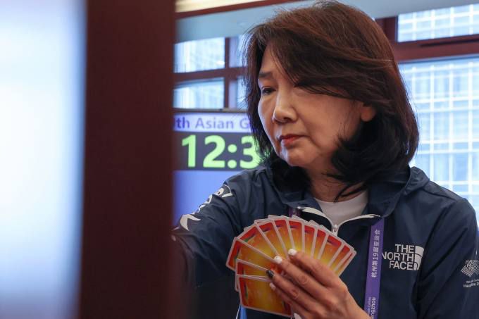 27일 중국 항저우 치위안 체스홀에서 열린 제19회 항저우 아시안게임 브리지 혼성 단체전 예선 1라운드에서 이수현이 태국을 상대로 경기를 펼치고 있다.