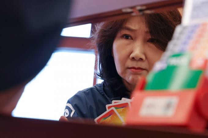 27일 중국 항저우 치위안 체스홀에서 열린 제19회 항저우 아시안게임 브리지 혼성 단체전 예선 1라운드에서 이수현이 태국을 상대로 경기를 펼치고 있다.