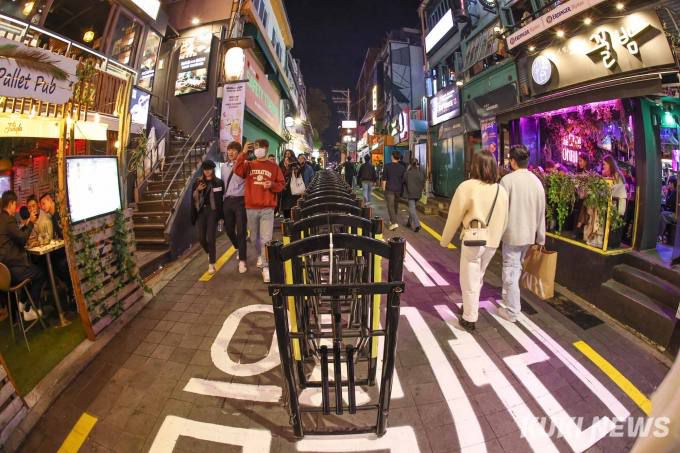 할로윈데이를 맞은 이태원 거리는 하루종일 추모가 이어지면서 분위기는 차분했다.