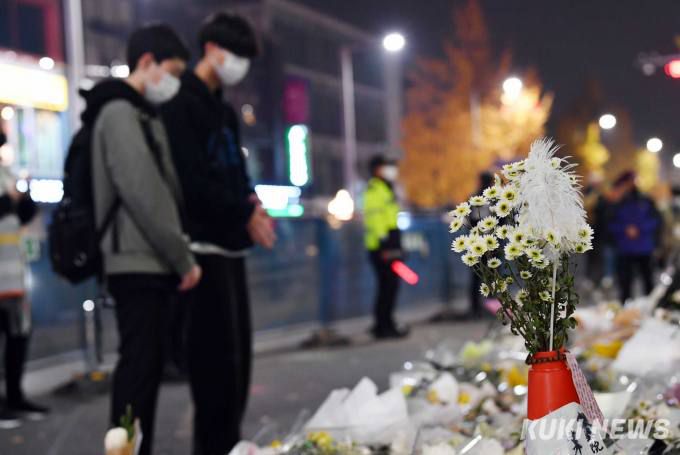 이태원역 1번 출구 주변에 마련된 추모공간에서 조문객이 묵념하고 있다. 이태원 참사(梨泰院慘事), 10·29 참사(十二九慘事)는 2022년 10월29일 22시15분 경, 용산구 이태원동에서 발생한 대형 압사 사고이다. 당시 이태원에는 할로윈을 앞두고 많은 사람들이 몰려 있었으며, 해밀톤호텔 앞 좁은 골목길로 인파가 밀리면서 159명의 내외국인이 안타깝게 목숨을 잃었다. 사진=임형택 기자