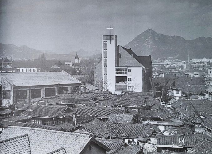 일제강점기 서울 인사동과 전통 한옥. 가운데 교회는 지금의 승동교회 예배당이다.