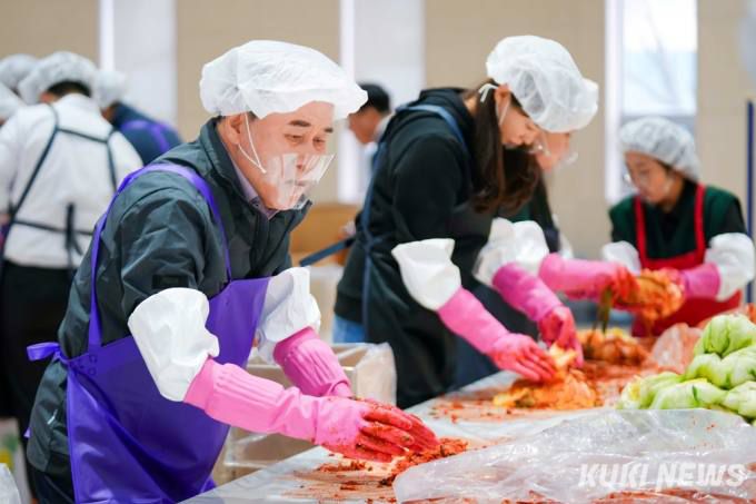 김지철 교육감이 6일 청 내 다목적강당에서 열린 김장나눔 봉사활동에 참여해 바쁘게 손을 놀리고 있다.