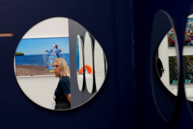 5일(현지시간) 미국 플로리다 마이애미 비치에서 열린 '무제 아트 페어'에서 관람객들이 예술작품을 보고 있다.