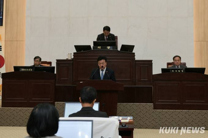 최재구 예산군수가 6일 제296회 예산군의회 제6차 정례회에서 시정연설을 갖고 내년도 군정 운영방향을 밝히고 있다. 예산군 제공