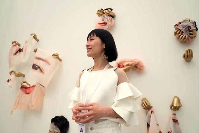 5일(현지시간) 미국 플로리다 마이애미 비치에서 열린 '무제 아트 페어'에서 예술가 케이시 정이 자신의 작품 앞에서 포즈를 취하고 있다.